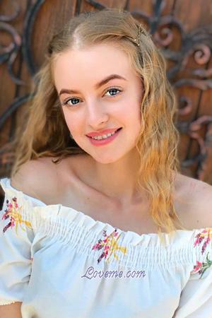 203078 - Valeriia Alter: 21 - Ukraine