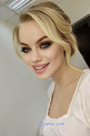 208820 - Alina Alter: 22 - Ukraine