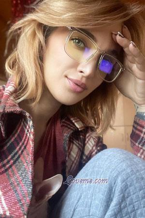 217027 - Alexandra Alter: 35 - Ukraine