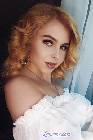 220735 - Nataliia Alter: 24 - Ukraine