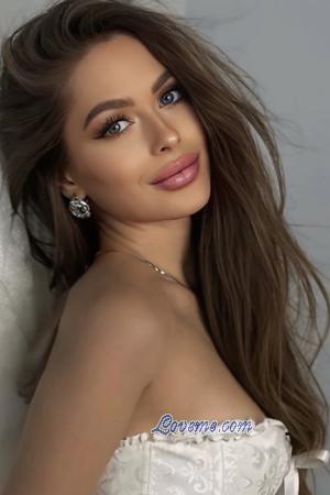 221643 - Krystsina Alter: 26 - Weißrussland