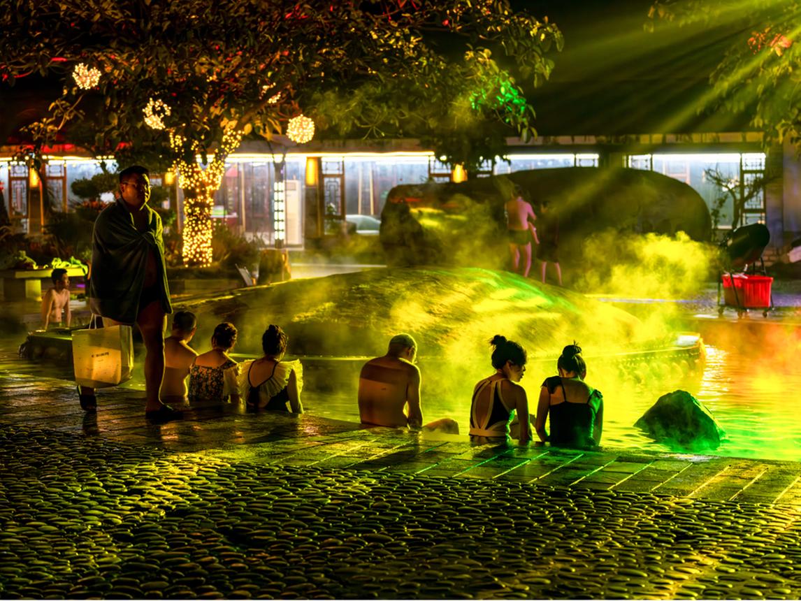 Warme Abendatmosph&auml;re und Beleuchtung bei den Ronghui-Thermalquellen in Chongqing