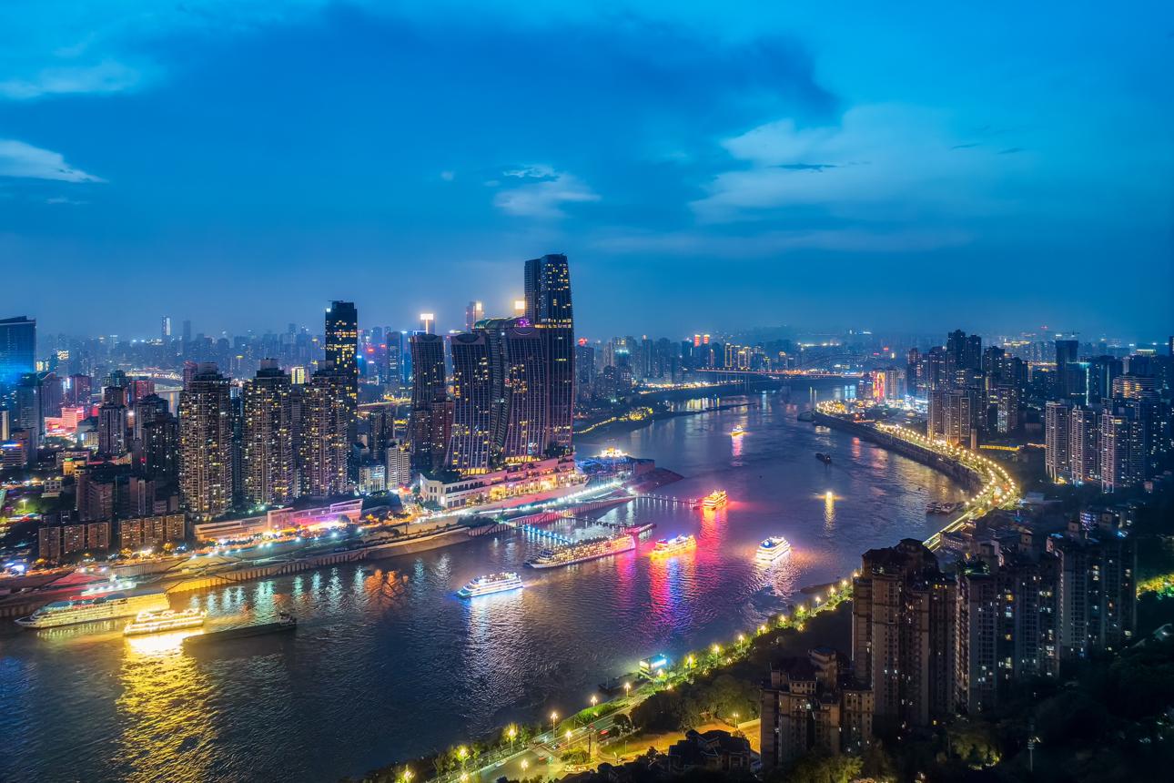 Victoria-Kreuzfahrtschiff auf dem Jangtse bei der Abfahrt von Chongqing durch die Drei Schluchten