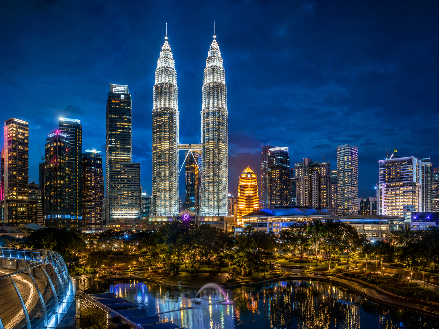 N&auml;chtliche Skyline von Kuala Lumpur w&auml;hrend der Malaysia-Singlereise