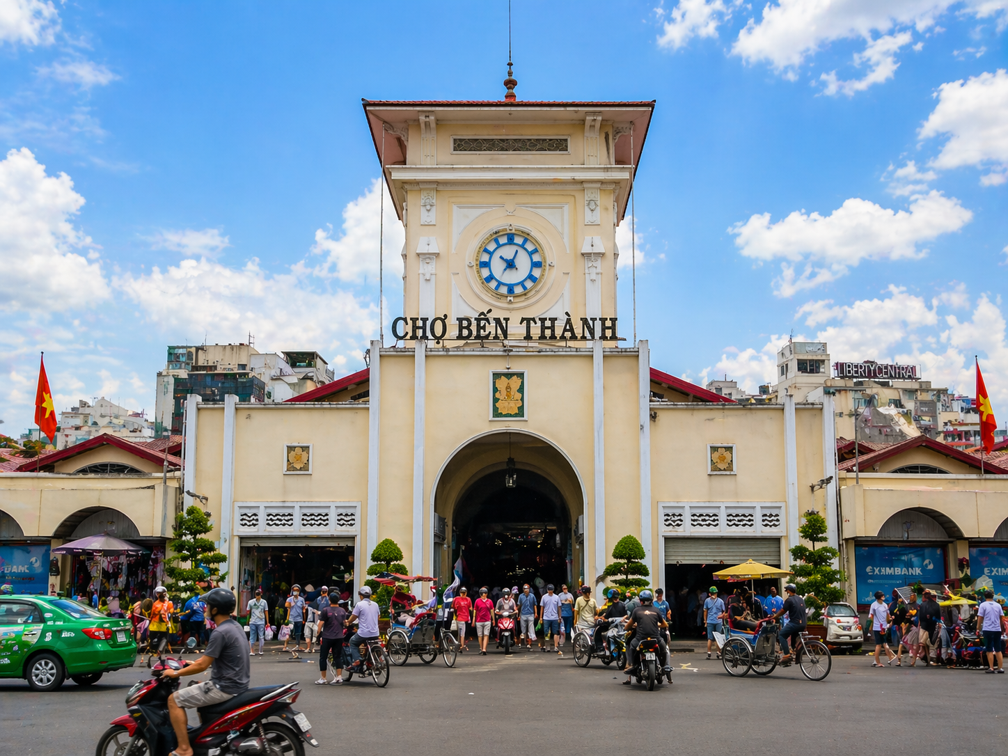 Einkaufsm&ouml;glichkeiten und Stra&szlig;enatmosph&auml;re am Ben-Thanh-Markt in Saigon