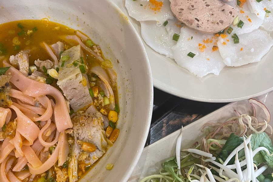 Vietnamesische Nudelgerichte im Nhà Hàng Ngon in Saigon