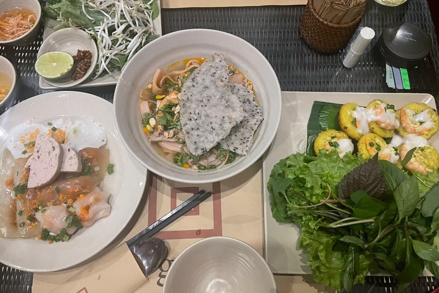 Vietnamesische Gerichte beim Begr&uuml;&szlig;ungsessen im Nhà Hàng Ngon