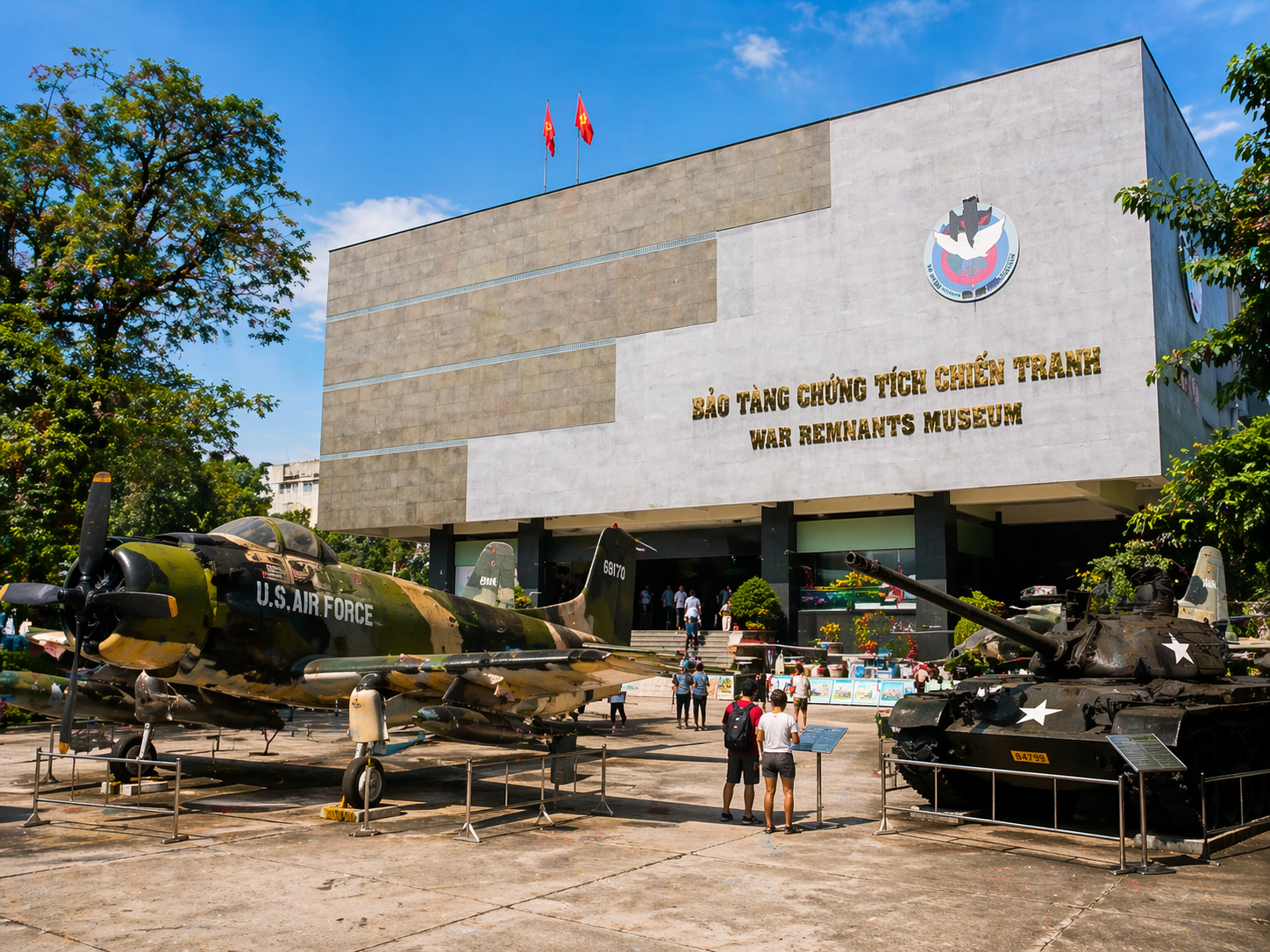 Stopp am Museum der Kriegs&uuml;berreste w&auml;hrend der Tour durch Ho-Chi-Minh-Stadt